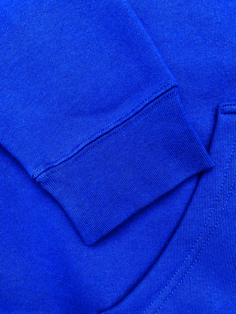 Hoodie de qualité supérieure « Les forces naturelles » — couleur beu — étampe Poivron rouge — détail de la manche