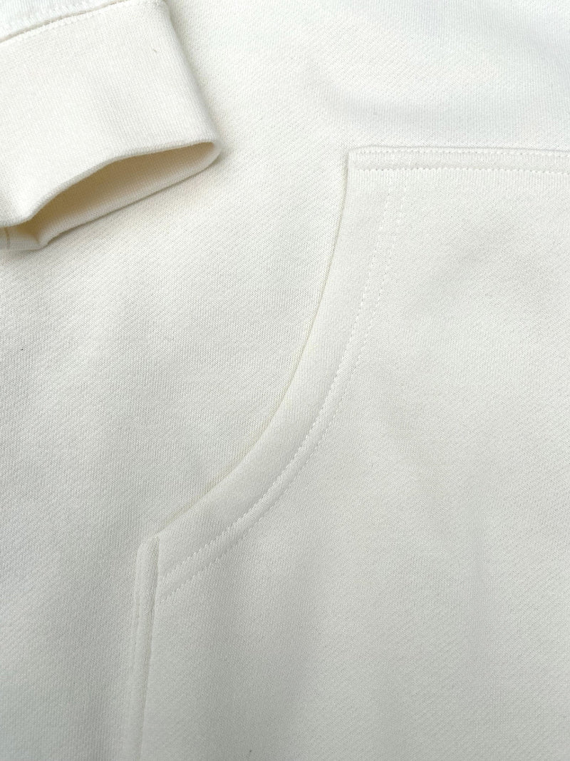 Hoodie de qualité supérieure « Les forces naturelles » — couleur blanc crème — étampe Okra  —  détail de la poche avant