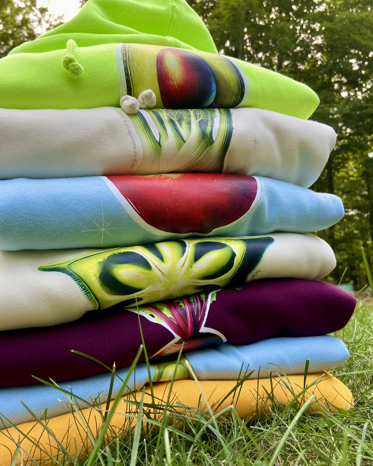 Hoodies des Forces Naturelles, placés en pile dehors, sur le gazon